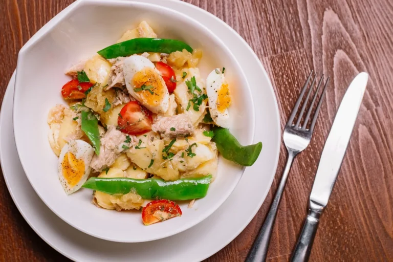 Healthy protein-rich Filipino breakfast bowl featuring egg, quinoa, and vegetables